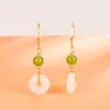 Pendientes y Clips de Oreja de Jaspe Jade Hetian Hebilla de Paz Chapados en Oro, Simples y Elegantes, Femeninos, Lujo Ligero, Versátiles, Accesorios para Orejas Estilo Bandera Retro