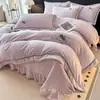 Juego de colcha de terciopelo de leche bordado engrosado, de cuatro piezas, para otoño e invierno, sábanas cálidas, funda de edredón y sábana bajera, creando una experiencia de ropa de cama lujosa y cómoda en el hogar.