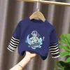 Camiseta de manga larga a rayas de algodón puro para niños, base holgada y versátil, look elegante de dos piezas para niños mayores, top moderno de primavera y otoño