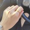 Anillo de acero de titanio que no se decolora. Anillo de amor de moda simple para mujer. Diseño de nicho famoso en Internet. Anillo de cola de joyería de mano de lujo ligero.