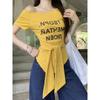 Camiseta de Manga Curta com Gola de Uma Linha e Estampa de Letra Americana Sob Medida para Mulheres no Verão com Tiras na Cintura, Top Moderno e Versátil