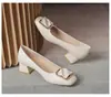 Zapatos de tacón grueso de cuero suave con hebilla cuadrada de venta caliente para mujer, estilo nuevo 2026 Primavera/Otoño, boca poco profunda, versátiles, puntera cuadrada, tacón medio, zapatos de moda