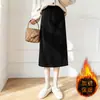 Foto real: Saia de veludo cotelê e chenille forrada com fleece e espessada para mulheres, nova saia lápis casual de cintura alta com fenda para outono e inverno