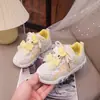 Tênis para bebê menina 2026 novo malha respirável sola macia antiderrapante fofo desenho animado laço adorável sapatos casuais