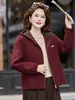 Elegante abrigo de otoño para mamás, con diseño de capucha, hecho de lana, perfecto para mujeres de mediana edad y mayores, ofreciendo un look casual pero elegante y sofisticado para otoño e invierno