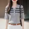Nova Camiseta Básica Feminina de Lã Fina com Gola Lapela, Manga Curta, Blocos de Cor e Listras, Caimento Solto - Coleção Primavera/Verão 2026
