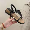Sapatos Casuais Coreanos Estilo Saia Versáteis e Modernos 2026 Verão Novos Sandálias de Dedo Aumentadoras de Altura para Mulheres