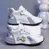 Atacado Transfronteiriço de Sapatos Masculinos Novos de Primavera com Solado Grosso, Leves, Respiráveis, Modernos e Tendência Sapatos Esportivos, Sapatos para Uso Externo que Aumentam a Altura para Casais