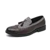 Sapatos de couro brogue retro britânicos com padrões esculpidos, nova moda masculina primavera e outono, com franjas, estilo business casual, tamanho grande, sapatos masculinos