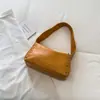 Bolsa de axila para motocicleta com rebites, tendência de nicho, com um design único, oferecendo uma vibe doce e legal, descontraída. Esta bolsa de ombro é perfeita para um look estiloso e moderno, e também adequada para o trajeto diário.
