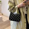 Lancheira moderna versátil rebites bolsa para o trabalho bolsa de mão bolsa de ombro feminina nicho outono fosco moda 2026 novo estilo