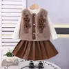 Conjunto de Forro Polar de Invierno para Niñas 2025 Nuevo Estilo Ropa de Otoño e Invierno para Bebés Moda Cálido Conjunto de Tres Piezas Tendencia