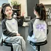 Outono/Inverno 2026 Nova Camiseta Térmica de Fleece para Meninas com Gola Redonda, Bloco de Cores, Manga Longa, Camada Base, Roupa Térmica Infantil Estilosa