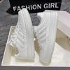 2024 Verano nuevos zapatos blancos transpirables suela gruesa zapatos de plataforma versátiles estilo coreano versátiles zapatos deportivos de tabla para mujer BN6602
