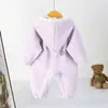 Enterizo para bebé estilo coreano con estampado floral morado, con cremallera frontal y adorables adornos florales, perfecto para salidas