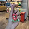 Llavero de Muñeco Oso Fresa de Dibujos Animados Colgante para Mochila de Goma Suave PVC Adorno para Teléfono Móvil Decoración de Pastel Regalo Venta al por Mayor