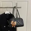 Bolso de Mano Estilo Universitario Otoño e Invierno para Mujer 2025 Nuevo Pequeño Fragante Bordado Patrón Acolchado Pequeño Bolso de Mano Tipo Bowling
