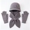 Conjunto de três peças para mãe para outono e inverno: novo chapéu de tricô floral com pelo de coelho, cachecol e luvas para aquecimento e proteção das orelhas