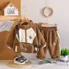 Kids2026 Novo Conjunto de Outono e Inverno para Meninos Roupas de Inverno Estilosas Infantis Bolsa Transversal para Bebê Roupa Externa Conjunto de Duas Peças Venda por Atacado