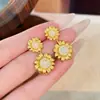 Juego de joyería de girasol de terciopelo dorado vietnamita, con un collar, pendientes y anillo de girasol incrustados de diamantes - un juego de tres piezas para mujer