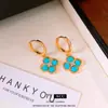 Aretes Sonajeros de Esmeralda y OroAretes de flor con circonita cúbica bañados en oro real, un diseño lujoso y de alta gama, aretes estilo vintage para mujer