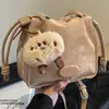 Bolso de diseño de nicho para mujer, nuevo bolso de mensajero plisado de alta calidad de moda 2023, bolso de hombro popular versátil para otoño e invierno.