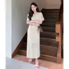 Conjunto Elegante de Três Peças com Xale 2026 Novo Gola Redonda Malha Manga Cintura Marcada Estilo Preguiçoso de Férias