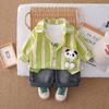 Moda Infantil 2025 Roupas para Meninos Fatos de Outono Estiloso Roupa de Bebê Camisa com Listras Verticais Desenho Animado Conjunto de Três Peças Roupa para Crianças Pequenas