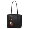 Bolsa Feminina Simples para o Dia a Dia, de Ombro Único ou de Mão, Outono Inverno, Retro, com Textura de Lichia, Bolsa Tote, Couro Macio, Grande Capacidade, Pingente de Bola de Madeira
