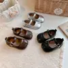 Zapatos planos de punta baja para niñas, nueva colección primavera/otoño 2026, zapatos de piel sintética con punta cerrada para bebés, suela blanda, con cierre de velcro, estilo princesa, modernos