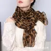 Cachecol Retrô Estampado de Leopardo para Outono e Inverno Novo Cachecol Longo de Seda Estampado Versátil Xale com Atmosfera Estilosa Lenço de Gaze da Moda