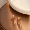 Brincos de estilo ins europeu e americano com fileira de strass, textura trançada, design elegante, moda vintage, joias de cobre banhado a ouro 18K para mulheres
