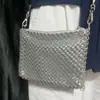 2025 Nova Bolsa de Design Niche de Prata Brilhante de Alta Qualidade com Recortes Bolsa de Ombro Pequena Casual com Contas de Flores