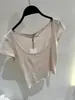 Camiseta de manga corta con cuello redondo bajo y escote en la clavícula, nuevo estilo verano 2026, simple y elegante, top beige ajustado