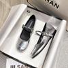 7221 Huidong Yixinda Punta Redonda Cuadrada Boca Baja Plata Zapatos Pequeños de Cuero Piso Plano Aumentado Suave Mary Jane Zapatos Individuales para Mujer