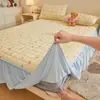 Un juego de tres piezas de colchas de encaje de terciopelo de leche frescas y delicadas, que incluye una falda de cama blanca engrosada para el invierno, una cubierta de cama de cobertura total y un protector de colchón