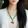 Collar Colgante Brújula de Ocho Tesoros Chapada en Oro Antiguo de Calcedonia Esmeralda Cadena de Suéter Estilo Antiguo Colgante para Cheongsam Dinastía Han con Cadena