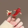 Broche de Carpa Roja, Broche Femenino de Alta Gama con Significado de Buena Suerte, Ramillete Creativo Elegante, Accesorios para Ropa, Regalo de Año Nuevo para Hombres