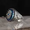 Anillo Minimalista de Aleación Vintage para Hombre con Zircón Azul Europeo y Americano y Diamantes Pavé Hechos a Mano