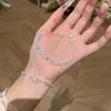 Nuevo brazalete de corazón con lazo, estilo coreano, lujo ligero, diseño de nicho, irradia una sensación de alta gama, joyería con forma de corazón de circonita cúbica rosa, un regalo perfecto para tu novia
