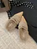 Sandálias com salto interno 2026 sandálias slip-on bico fino com biqueiras cobertas de pelo para uso externo