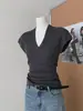 Camiseta Coreana Gris Cuello en V Manga Corta con Pequeña Manga Volante para Mujer Diseño de Verano Tejido de Punto Corta Ajustada Hombro Derecho Top
