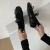Nuevos zapatos Mary Jane de estilo retro para mujer con remaches, caracterizados por un tacón oculto, diseño sin cordones y un detalle de lazo, perfectos para un look chic y elegante.