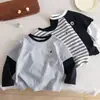 Camiseta Infantil para Meninos, Manga Longa, Novo Estilo Primavera e Outono 2026, Blusa Falsa Duas Peças para Crianças Pequenas, Camiseta Básica Listrada para Bebês, Estilosa para Meninas