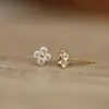 Plata S925 Chapada en Oro de 18K Trébol de Cuatro Hojas de la Suerte Flash Hao Mini Pendientes Ultracortos Moda para Mujer Diseño Elegante Sensación Diamante Incrustado