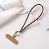 Pingente de Celular com Cordão de Couro PU com Grão de Madeira Retro Simples e Versátil, Cordão de Celular Trançado Feito à Mão, Corrente de Celular de Nicho para Mulheres