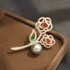 Broche Retro de Nicho con Circonita Roja Micro-Pavimentada de Flor Doble Rosa Elegante Elegante Broche de Ramo de Perlas de Imitación para Mujeres