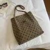 Bolsa tote de bolinhas de grande capacidade, novo estilo 2026, bolsa de ombro moderna e estilosa, perfeita para passeios e para o dia a dia.