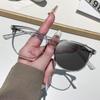 Nuevas gafas planas de estilo universitario con protección contra la luz azul, montura informal con montura grande y tono rosa.