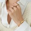 Pulsera Europea y Americana ins Estilo Retro Frío Patrón de Lujo Ligero Costuras para Hombres y Mujeres con Pulsera de Acero Titanio Chapado en Oro de 18K E025